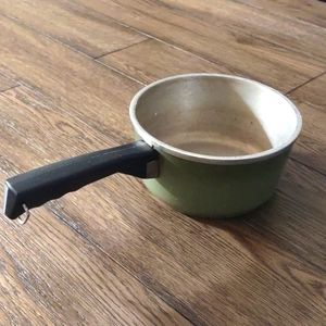 Club aluminum green avocado aluminum pan with lid.